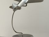 une maquette en métal d'un petit avion posée sur une table