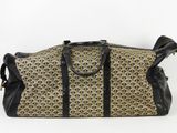 un sac marron et noir posé sur une surface blanche