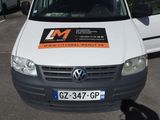une camionnette blanche garée dans un parking