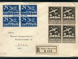 une vieille enveloppe sur laquelle figurent des timbres et l'image d'un avion