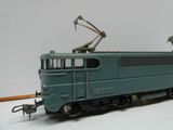 un train vert sur les rails, sur un fond blanc