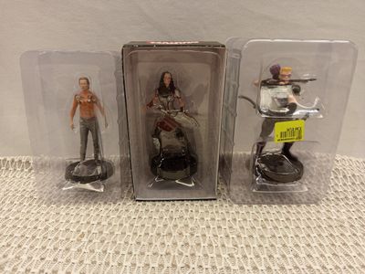deux figurines représentant un homme et une femme, dans une boîte