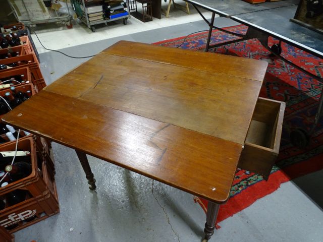 Table à volets Louis Philippe, plateau carré, ouvrant à deux tiro...