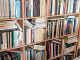 de nombreux livres sur la bibliothèque de cette pièce