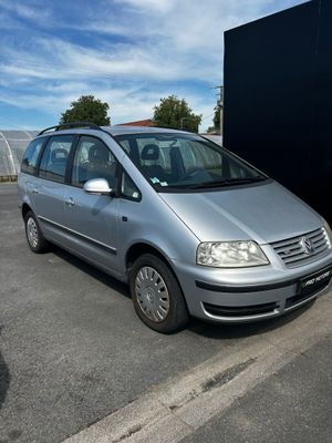 une camionnette argentée garée dans un parking