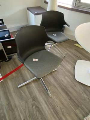 - 1 table ronde en laqué blanc - 2 chaises coques tissu marr…