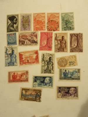 une photo d'une collection de timbres sur un mur