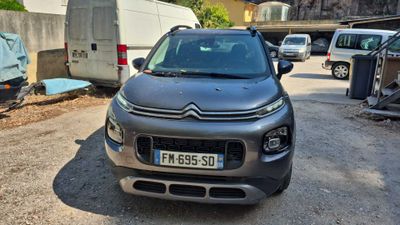 une petite voiture garée dans un parking