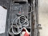 une boîte contenant des fils, posée par terre