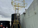 une grande tour jaune sur laquelle est posée une échelle