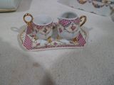 deux tasses et un plateau sur la table