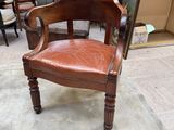 une photo d'un fauteuil en cuir marron dans une pièce