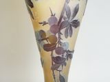 un vase en verre orné de fleurs et d'oiseaux peints