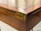 un gros plan d'une table en bois sur laquelle se trouve un tiroir