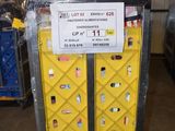 une caisse jaune sur laquelle est apposée une étiquette, dans un entrepôt