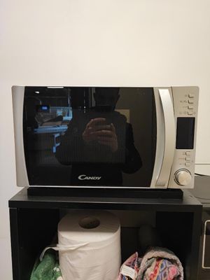 quelqu'un prend une photo de son reflet dans un micro-ondes