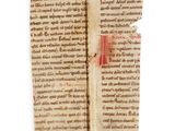 un gros plan d'un morceau de papier sur lequel on a écrit