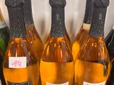 plusieurs bouteilles de vin sont alignées sur un comptoir