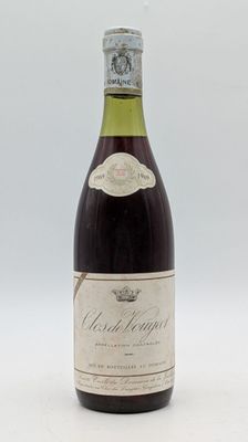 l'image d'une bouteille de vin posée sur une table
