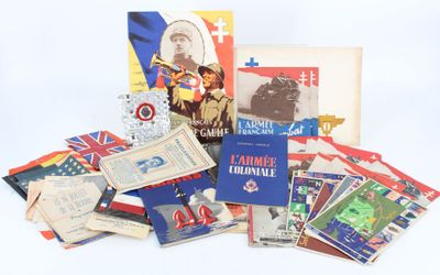 une pile de livres posée sur une table