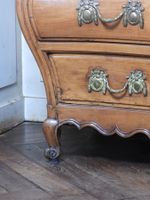 COMMODE tombeau en noyer mouluré et sculpté, la façade galbé… (photo 2)