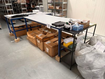 une table sur laquelle se trouvent de nombreuses boîtes, dans une pièce