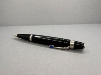 un gros plan d'un stylo posé sur une table