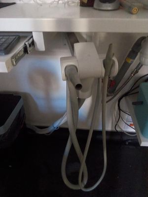 une photo d'un bureau d'ordinateur sur lequel est posé un ordinateur portable