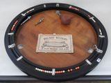 une horloge posée sur une table, sur laquelle est collée une étiquette