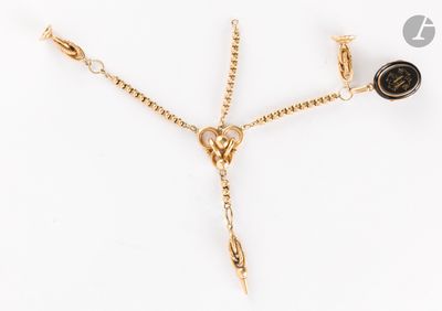 un gros plan d'un collier en or orné d'une pierre noire