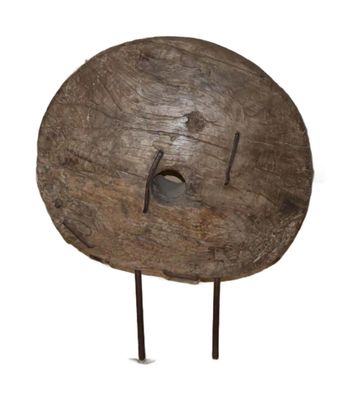 un objet en bois percé d'un trou au milieu