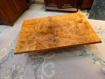 une table en bois posée à même le sol