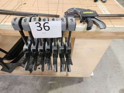 un grand nombre d'outils posés sur une table