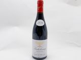 une bouteille de vin posée sur une table