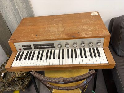 un piano posé sur une chaise à côté d'un canapé