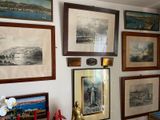 de nombreuses photos encadrées sur le mur de cette pièce