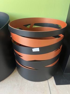 deux paniers noirs et orange posés l'un à côté de l'autre sur le sol