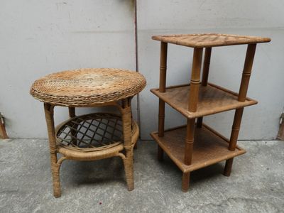 deux petites tables sur lesquelles sont posés des paniers, près d'un mur