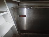 un lave-vaisselle en acier inoxydable dans un coin de la cuisine