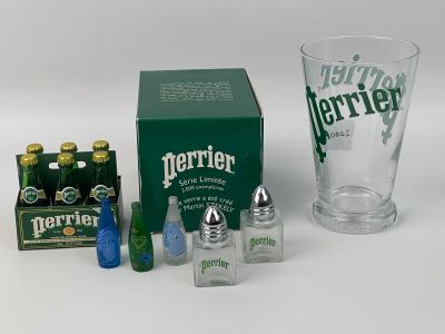 une boîte de bouteilles, un verre d'eau et des salières et poivrières