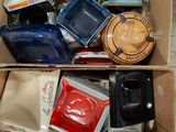 une boîte en carton remplie d'une sélection de tasses à café et de mugs