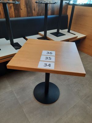 trois tables sur lesquelles figurent des numéros, dans un coin d'un restaurant