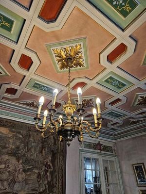 Lustre à 8 lumières en bronze doré, le fût à palmettes
