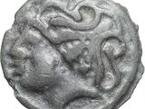 gros plan d'une pièce d'argent avec un visage dessus