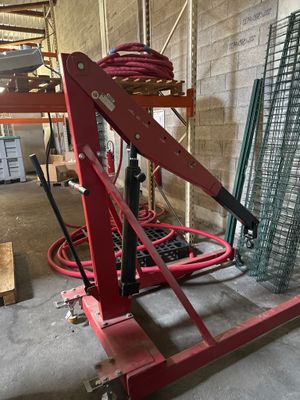une grosse machine rouge qui se trouve dans un entrepôt