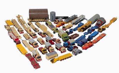 beaucoup de petits trains et de petits camions sur une surface blanche