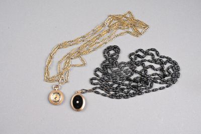 une chaîne en or avec une perle noire et un collier en or orné d'une perle noire