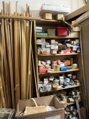 une pièce remplie d'une grande variété de bois