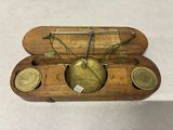 une vieille horloge en laiton avec un boîtier en bois et quatre pièces en laiton