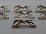 six figurines en argent représentant des chevaux au galop sur un fond blanc